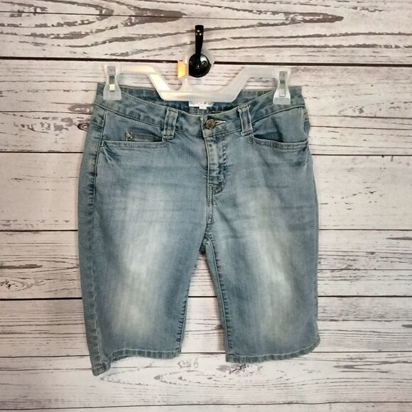 "Fashion Bug" woman's shorts  - Picture 2 of 7